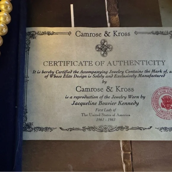 Elegant Pearl Necklace with Silver Clasp - Picture 3 of 3